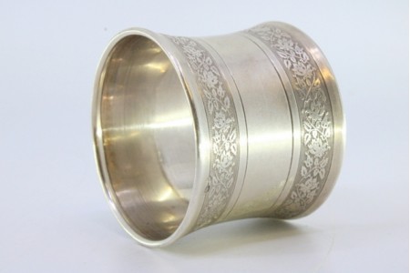 Argola de guardanapo em prata com gravados florais.